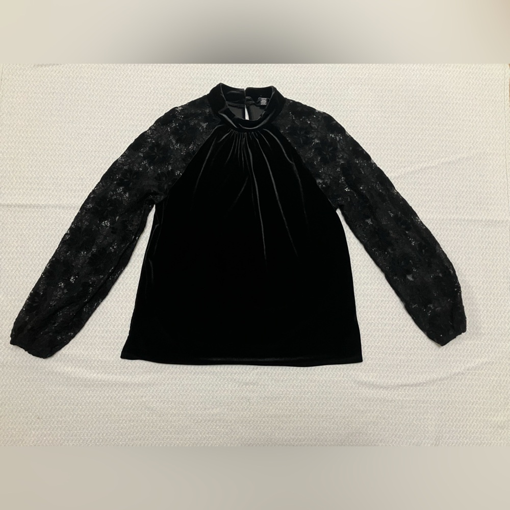 Cable & Gauge Long-Sleeved Black Velvet Top with Lace - Women's Medium
